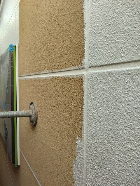 八尾市太子堂にて外壁下塗り、鉄部の水切りに錆止めを塗りました！