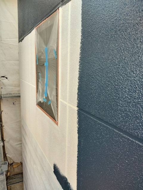 八尾市太子堂にて外壁中塗り、屋根下塗りを施工し色の変化が分かります！