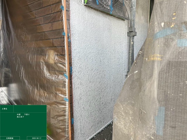 【藤井寺市】フィラー塗装によって白くなった外壁に高級品ですフッ素樹脂塗料を塗装しました