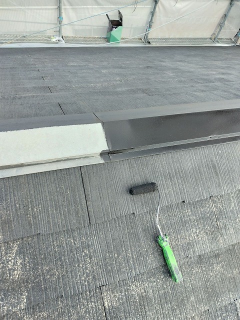 大阪市平野区長吉川辺にて屋根板金、水切りなど鉄部にサビ止め塗装の様子です。