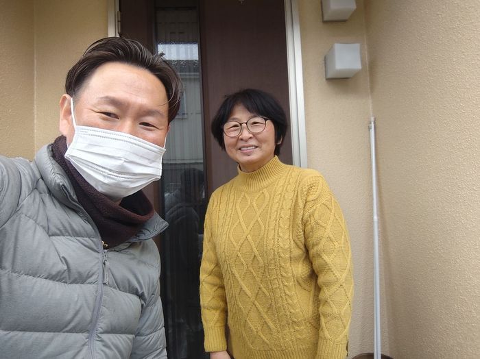 八尾市太子堂のO様邸　外壁・屋根・ベランダ防水工事の完工　お客様と松本の記念写真