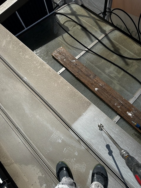 東大阪市加納にて、屋根と壁の高圧洗浄をおこないました。ガルバリウム鋼板の屋根の汚れがしっかり落ちて元々の素地が見える状態になりました。