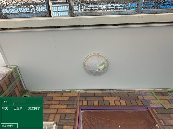 軒天の上塗り完了後　白系に仕上がった状態