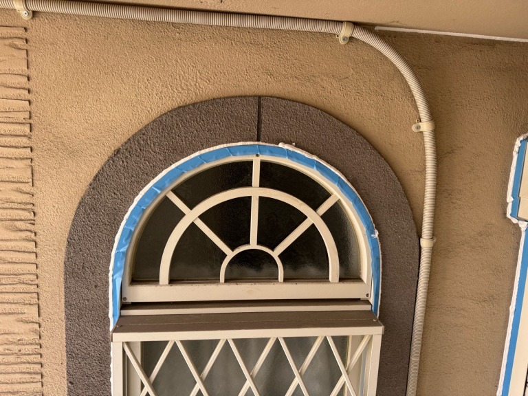 アーチ型半円窓