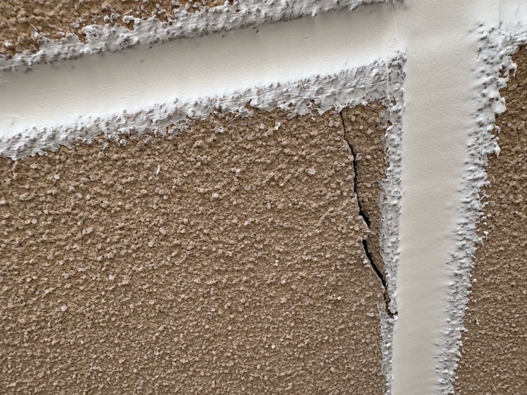 外壁クラック補修前の状態